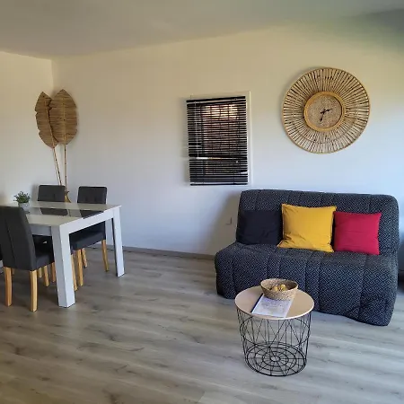 Apartment Equipe En Rez-de-jardin Entre Gard Et Ardeche Saint-Julien-de-Peyrolas