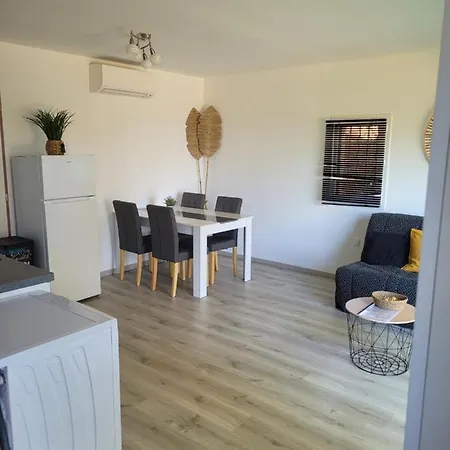 Equipe En Rez-de-jardin Entre Gard Et Ardeche Saint-Julien-de-Peyrolas